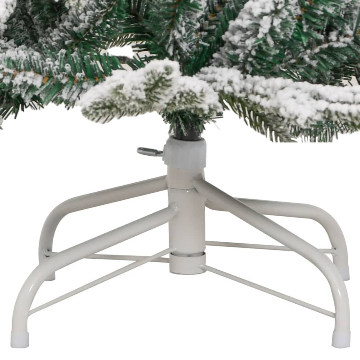 Nahaufnahme des grünen Weihnachtsbaumfußes mit Schnee. Weißer Metallständer. Auf Weiß isoliert.