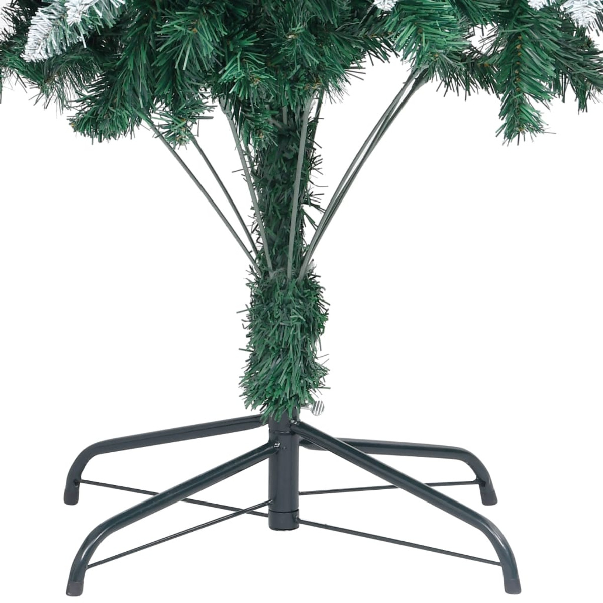 Sockel eines grünen Weihnachtsbaums mit Metallständer. Grüne Nadeln und Äste, weißer Hintergrund.