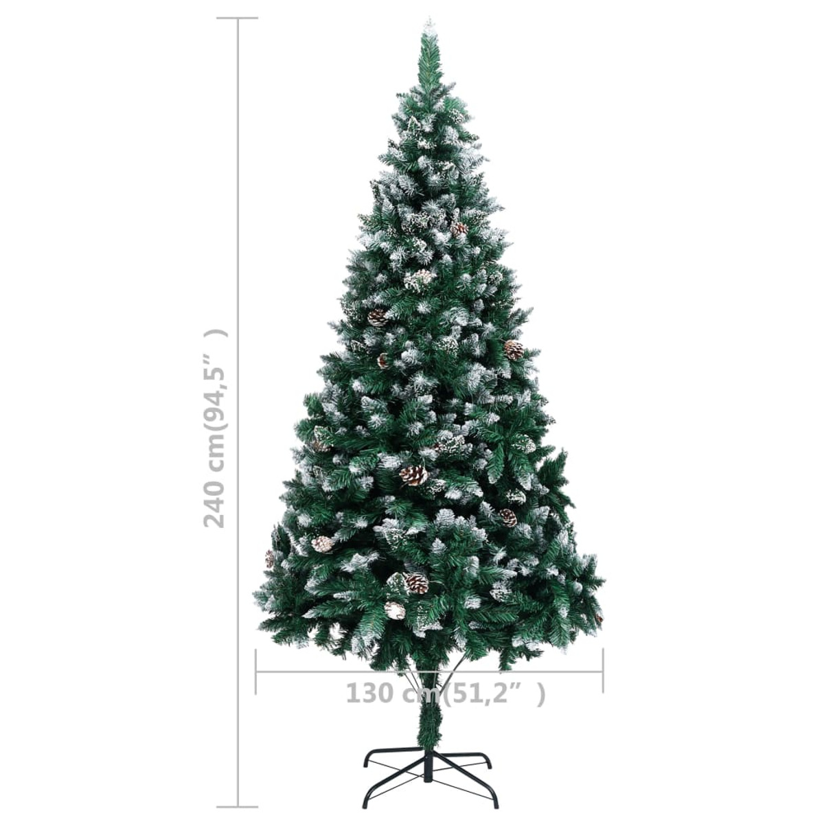Ein hoher, grüner Weihnachtsbaum, mit Tannenzapfen geschmückt, auf weißem Hintergrund.