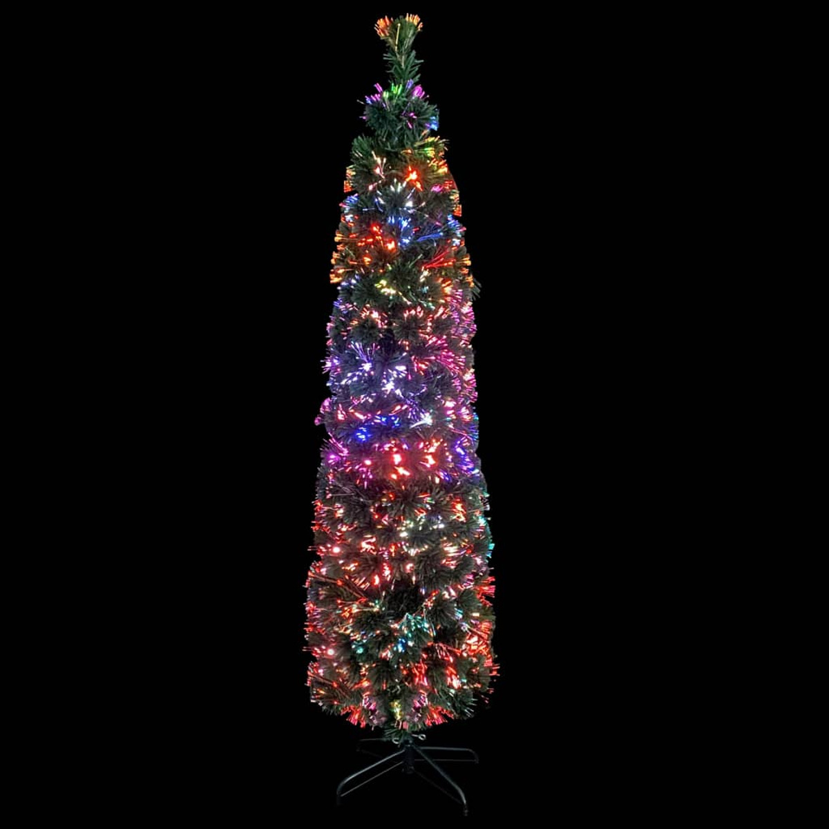Ein schlanker Weihnachtsbaum mit bunten Lichtern auf schwarzem Hintergrund.