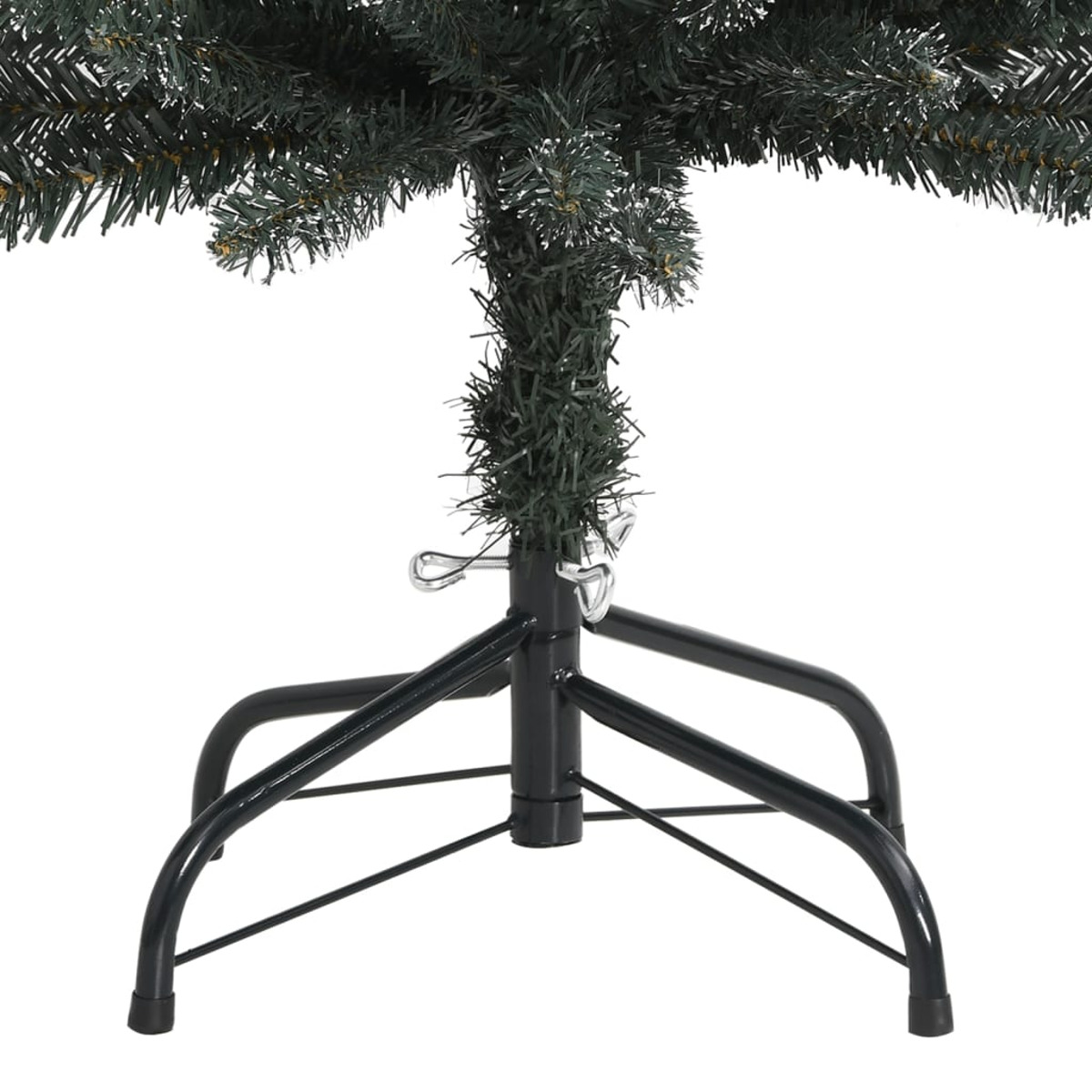 Nahaufnahme des Fußes eines grünen Weihnachtsbaumes.