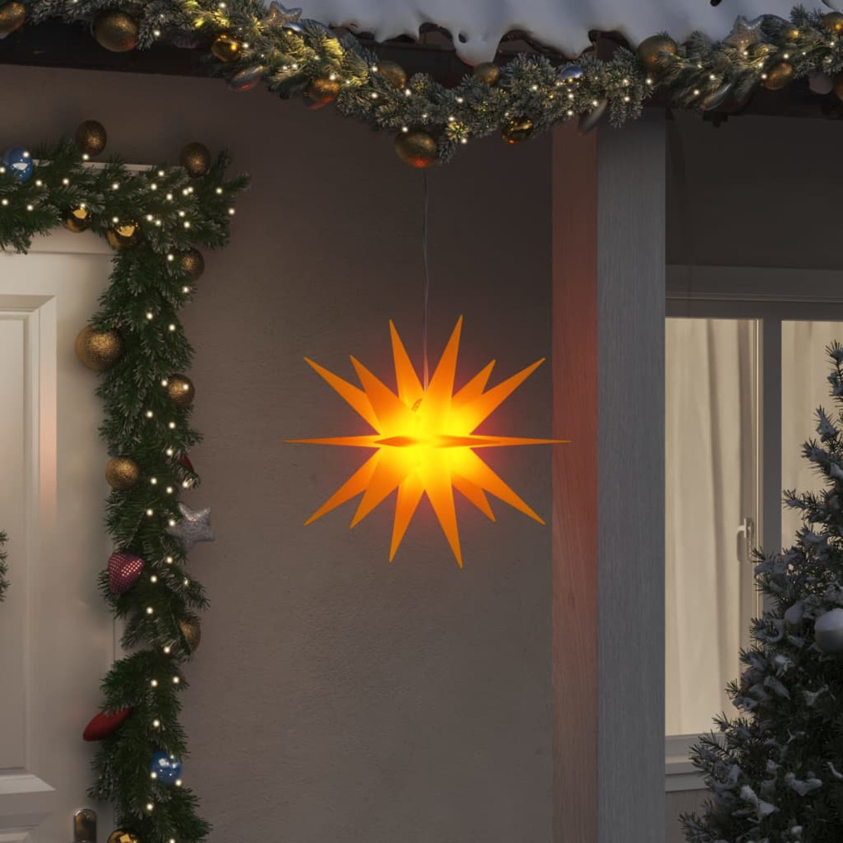 Außenszene mit einem großen sternförmigen Weihnachtslicht. Grüner Girlande und Schnee auf dem Dach.