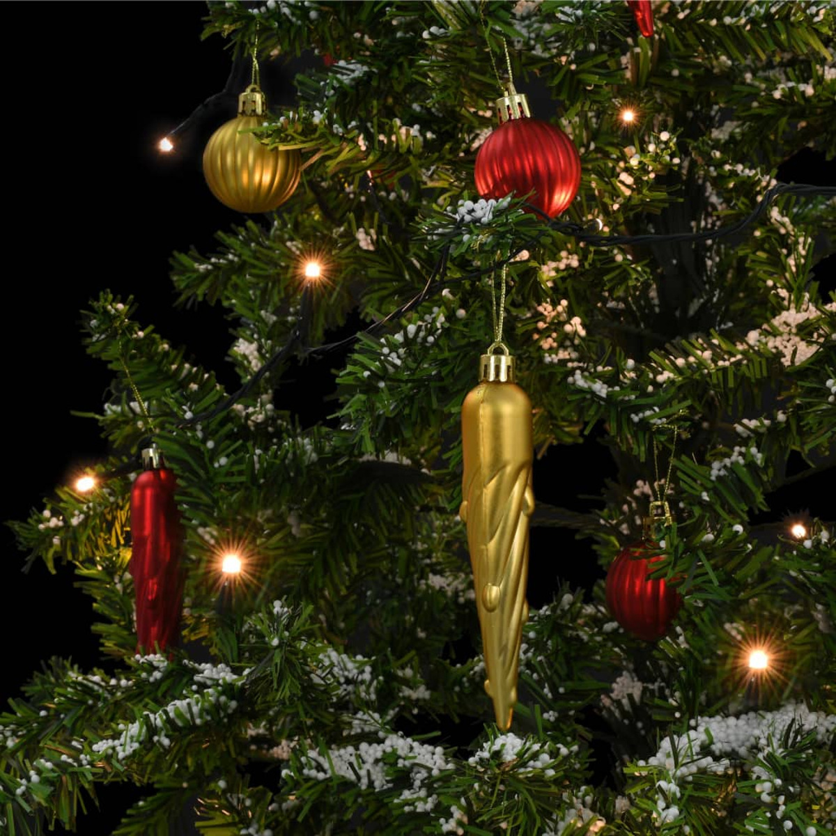 Weihnachtsbaum mit Ornamenten und Lichtern geschmückt.