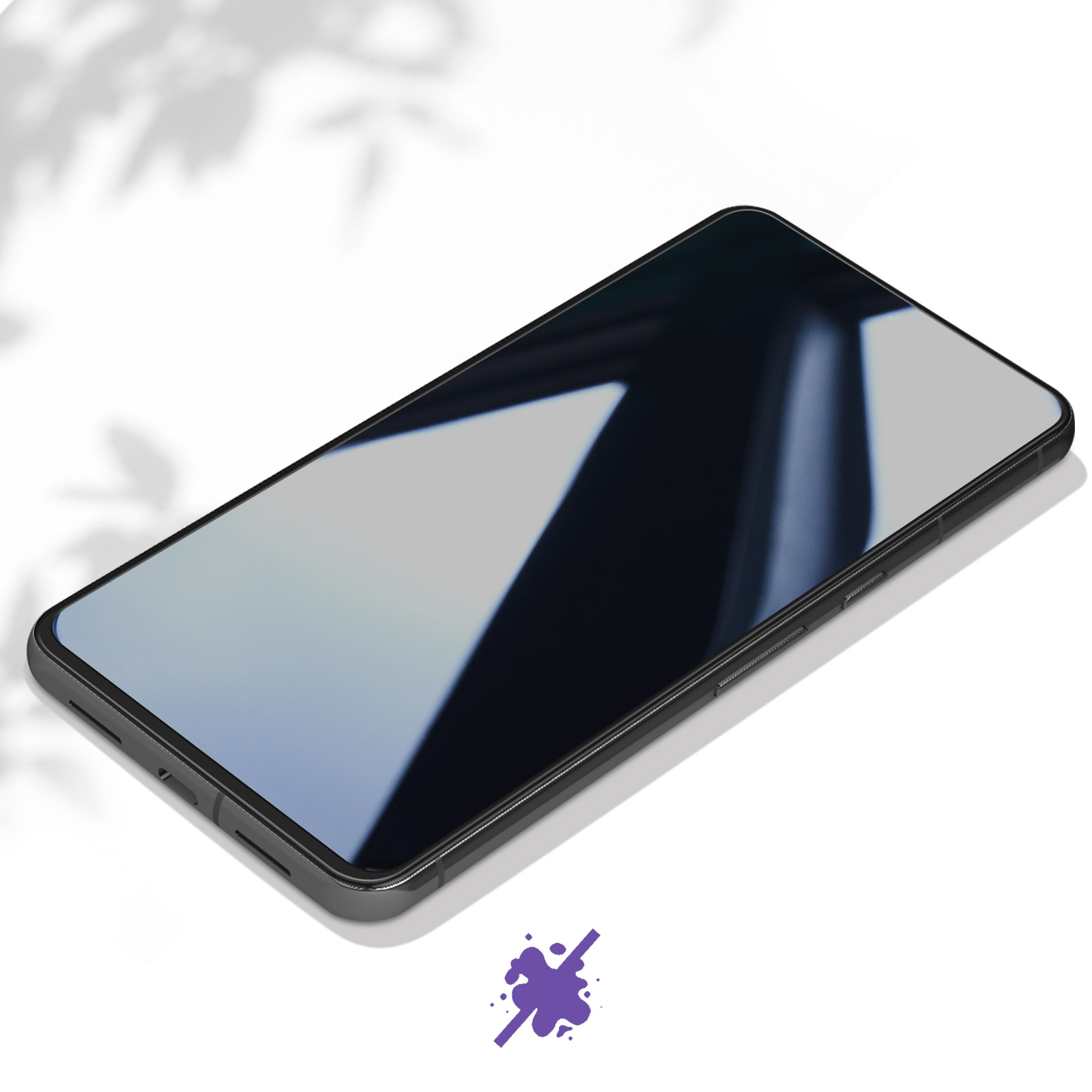 Un telefono nero in una custodia. È posizionato su uno sfondo bianco con un'ombra.