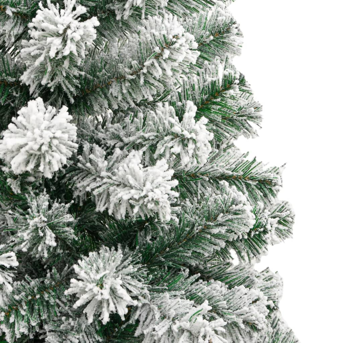 Nahaufnahme eines Weihnachtsbaums mit schneebedeckten Ästen. Die Äste sind grün.