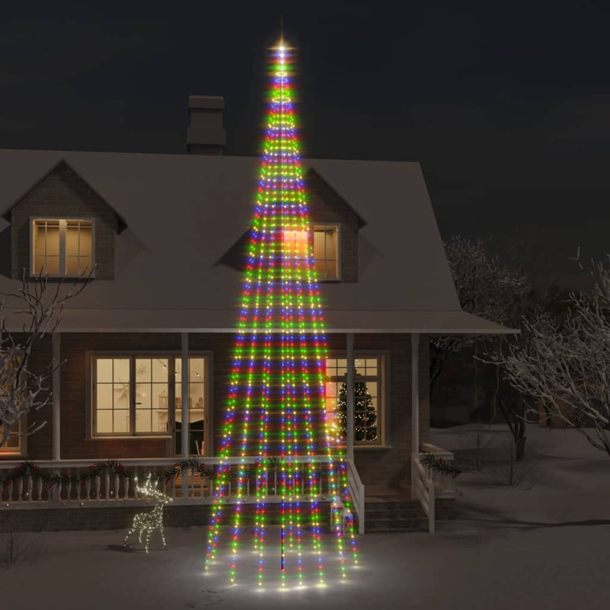 Beleuchteter Weihnachtsbaum aus Lichtern auf der Veranda eines Hauses bei Nacht.