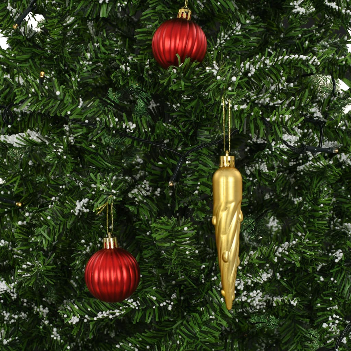 Weihnachtsbaum mit roten und goldenen Ornamenten und Lichterketten, Schnee-Effekt.