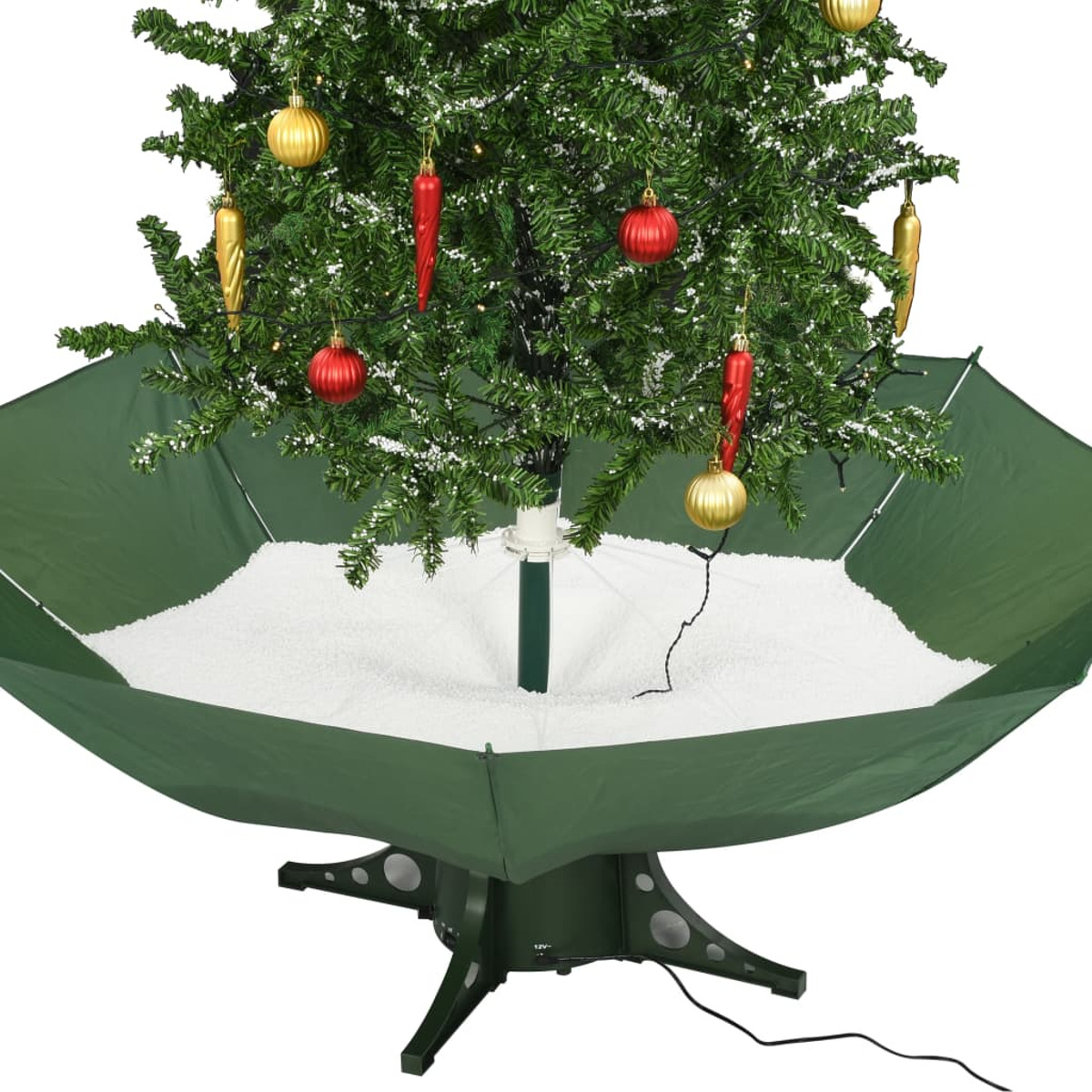 Ein Weihnachtsbaum mit Ornamenten, der in einem grünen Baumrock sitzt, weißer Hintergrund.