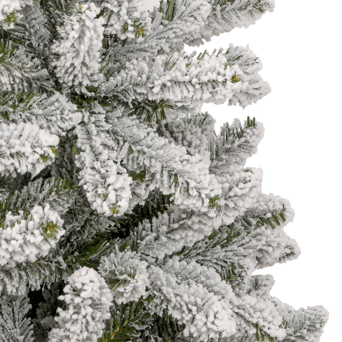 Nahaufnahme eines schneebedeckten Weihnachtsbaums. Der Schnee ist weiß und die Äste sind grün.