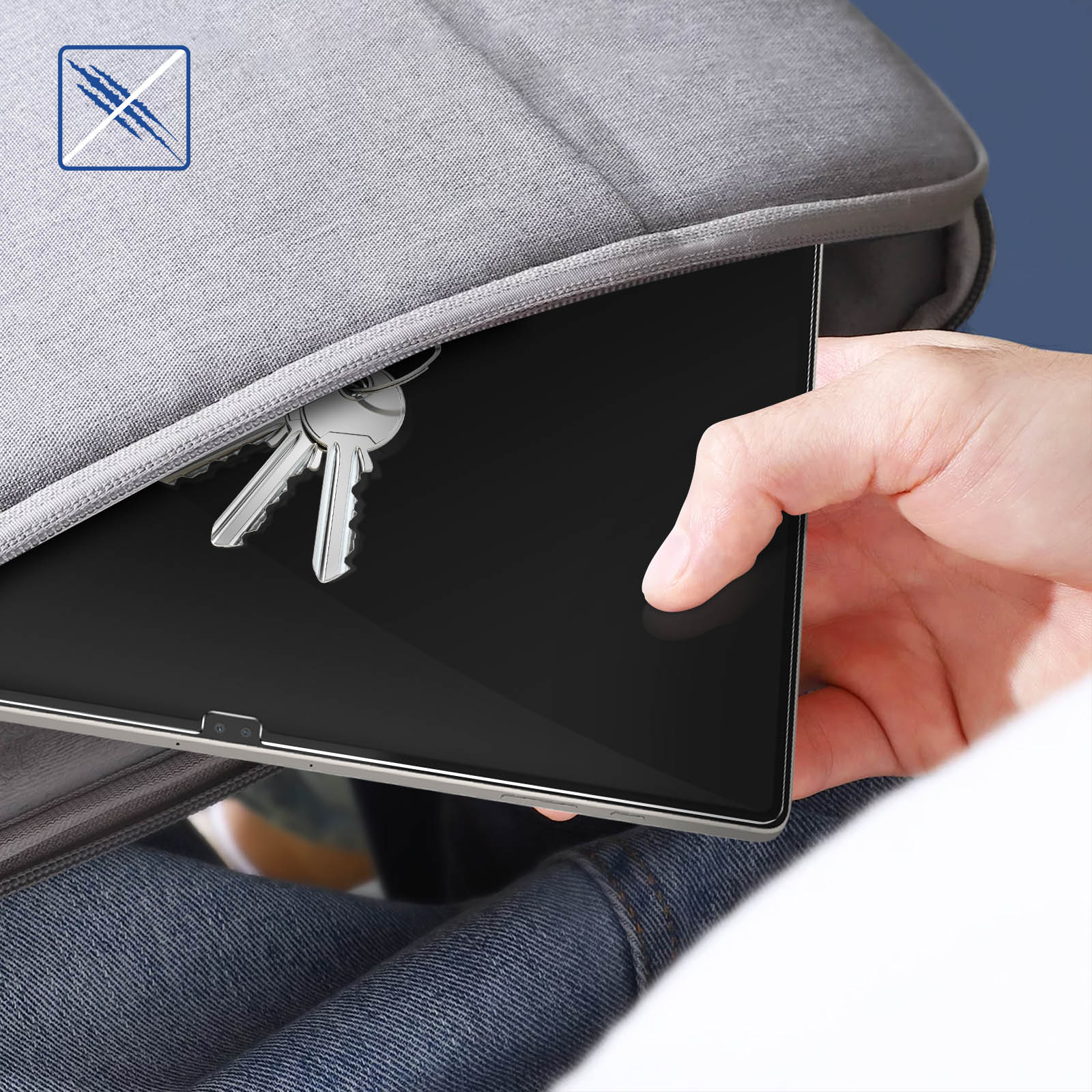 Ręka trzymająca tablet, wychodząca z szarej torby. Wewnątrz widoczne srebrne klucze.