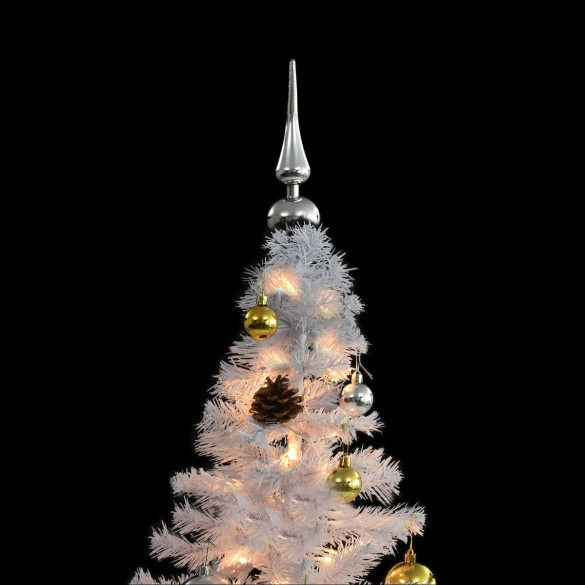 Ein kleiner weißer Weihnachtsbaum, verziert mit goldenen und silbernen Ornamenten, Lichtern und einer silbernen Spitze. Vor schwarzem Hintergrund.