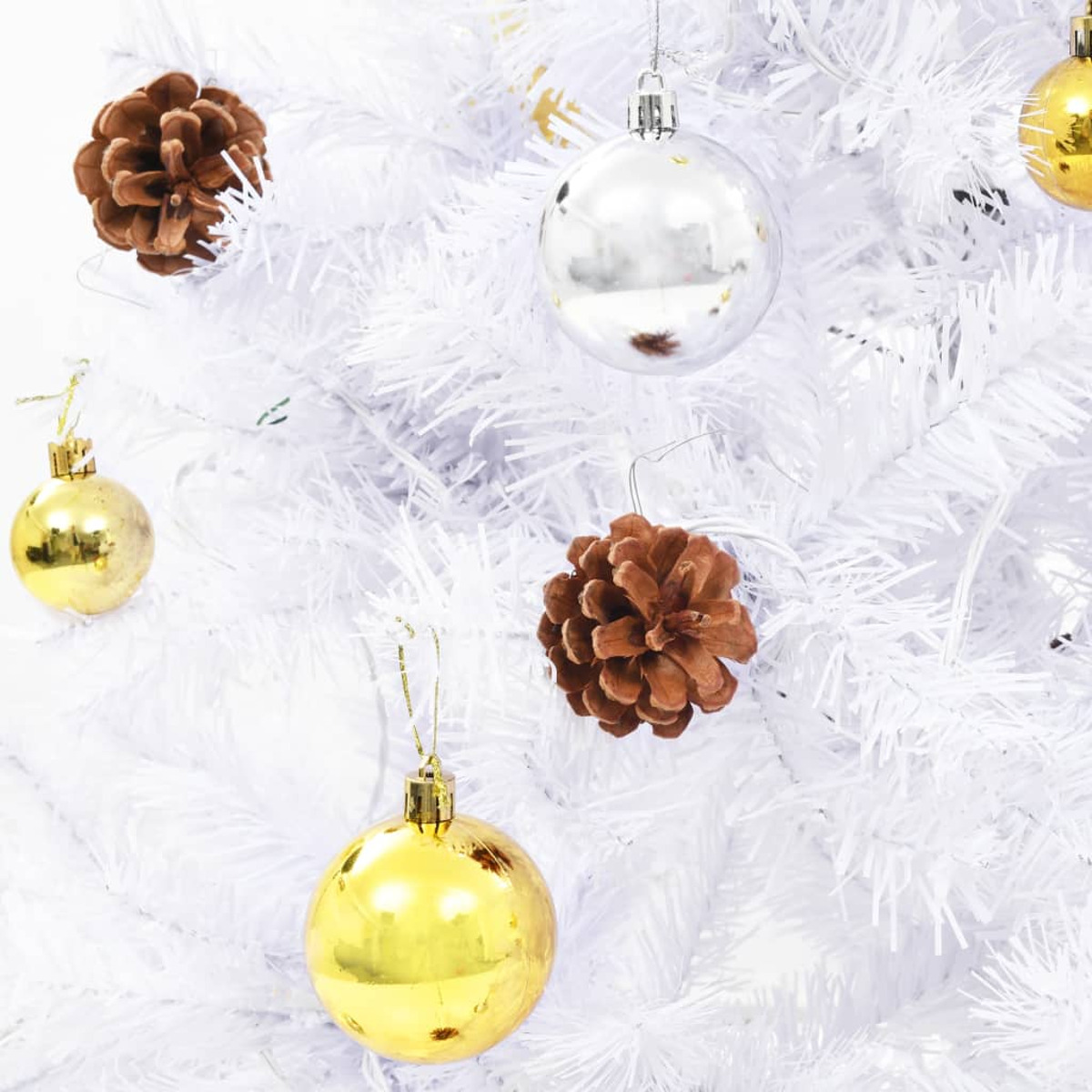 Weißer Weihnachtsbaum mit goldenen und silbernen Ornamenten und Tannenzapfen geschmückt.