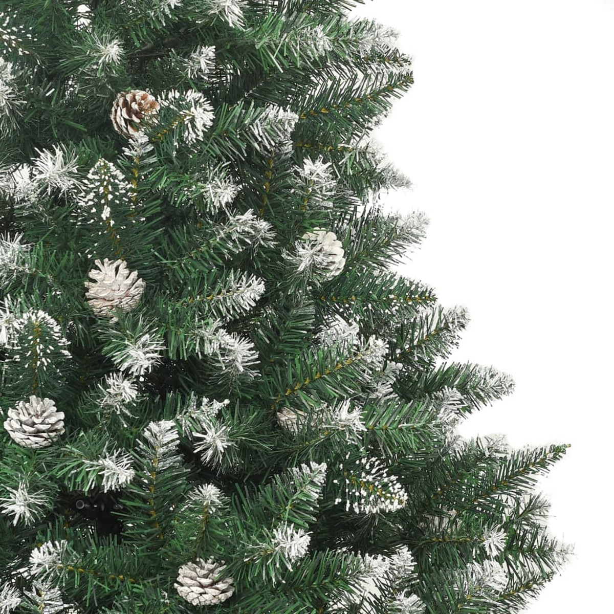Nahaufnahme eines Weihnachtsbaums mit grünen Nadeln, schneegleichen Verzierungen und Tannenzapfen.