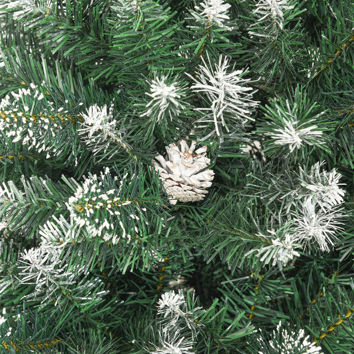 Nahaufnahme eines künstlichen Weihnachtsbaums mit Tannennadeln und einem Tannenzapfen.