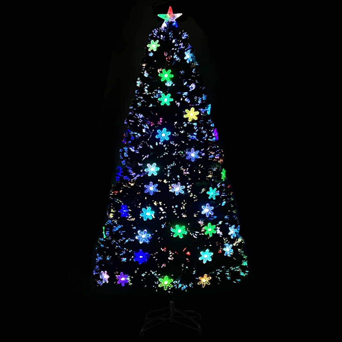 Weihnachtsbaum mit bunten Lichtern. Stern oben. Schwarzer Hintergrund.