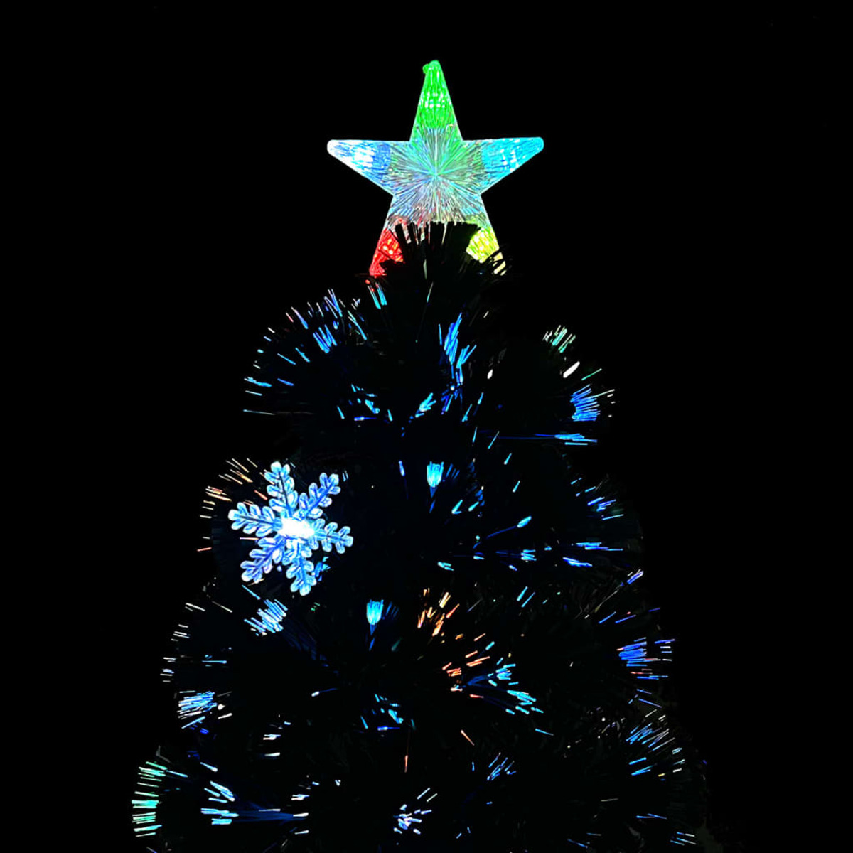 Nahaufnahme eines Sterns auf einem Weihnachtsbaum. Schwarzer Hintergrund.