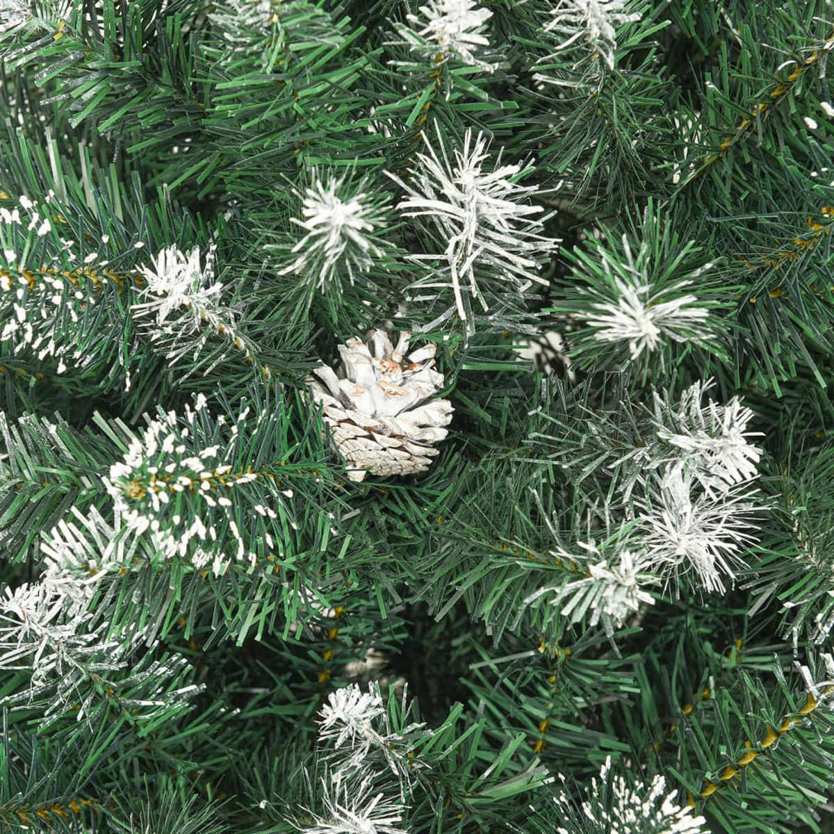 Nahaufnahme von grünen Weihnachtsbaum-Nadeln mit einer weiß gespitzten Zapfen.