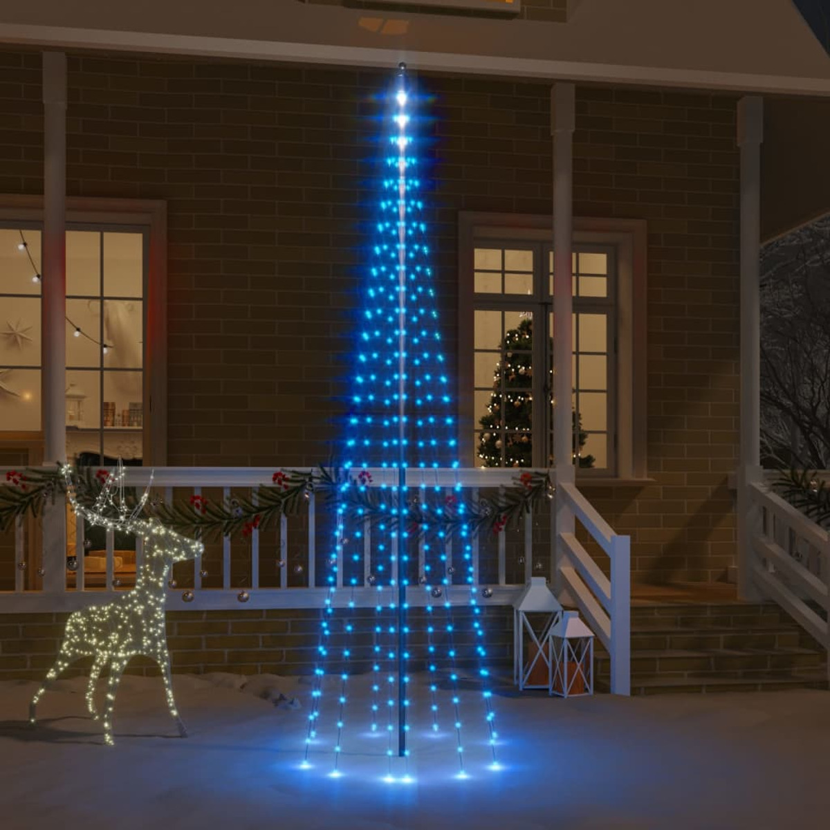 Beleuchtete blaue Weihnachtsbaum-Anzeige mit Rentier-Dekoration und einem Haus.
