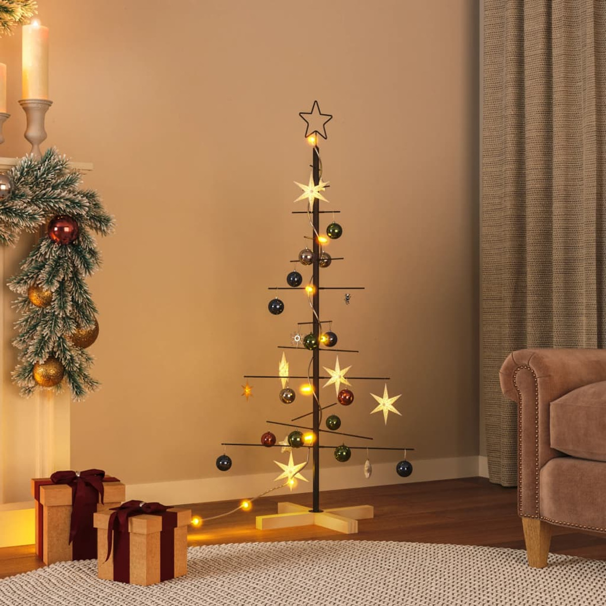 Ein moderner Weihnachtsbaum mit Lichtern und Ornamenten, mit Stern oben und Geschenken.