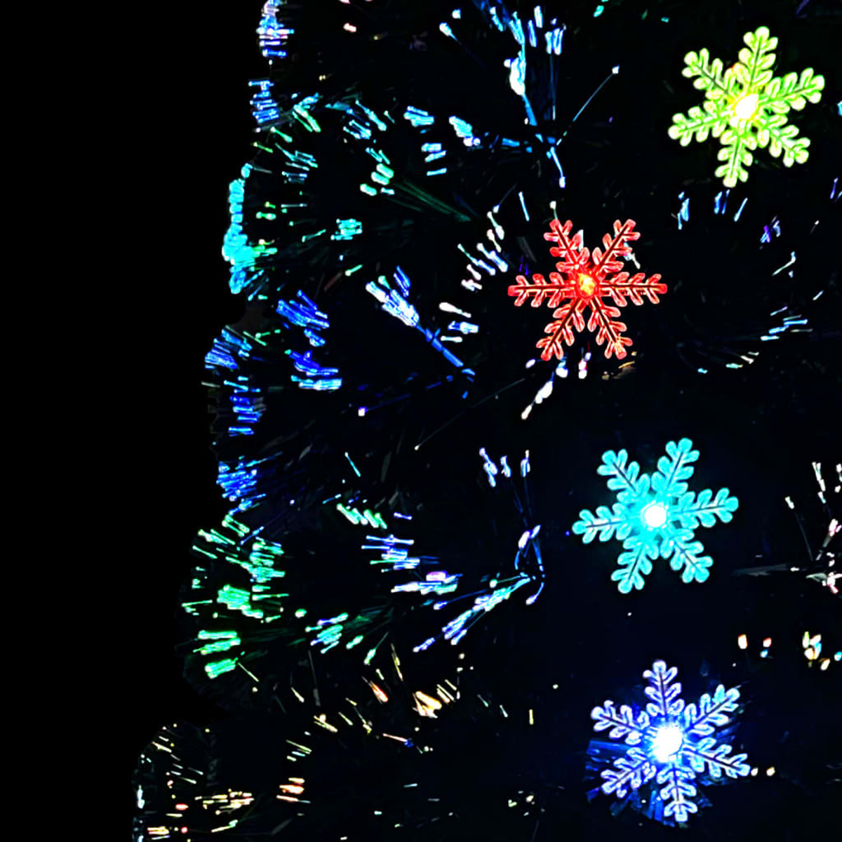 Nahaufnahme eines schwarzen Glasfaser-Weihnachtsbaums mit bunten Schneeflocken-Ornamenten.