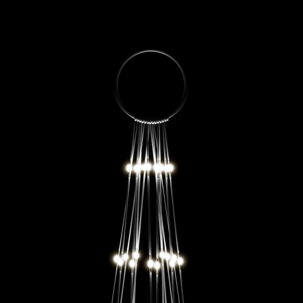 Dekorative Lichter auf schwarzem Hintergrund. Die Lichter sind weiß und erzeugen einen Kronleuchtereffekt.