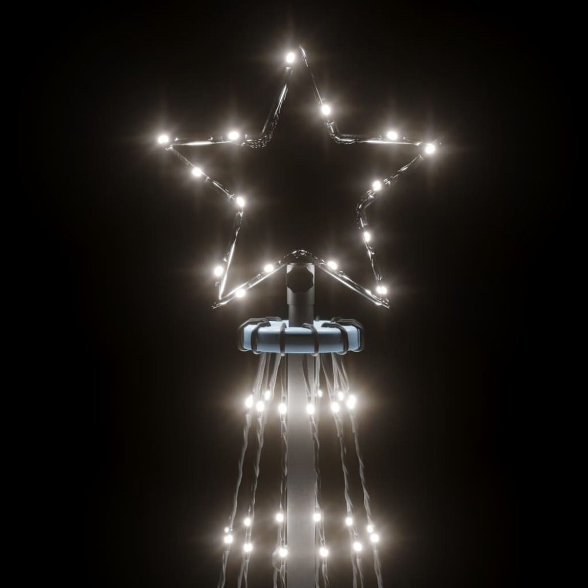 Eine Weihnachtsdekoration mit Sternform und Lichtern, die an einem Mast hängen. Der Hintergrund ist schwarz.
