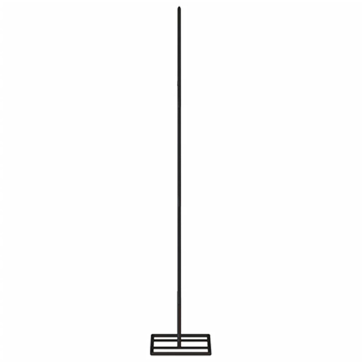 Eine schwarze, lineare Stehlampe. Sie hat einen rechteckigen Fuß und einen hohen, geraden Pfosten vor weißem Hintergrund.