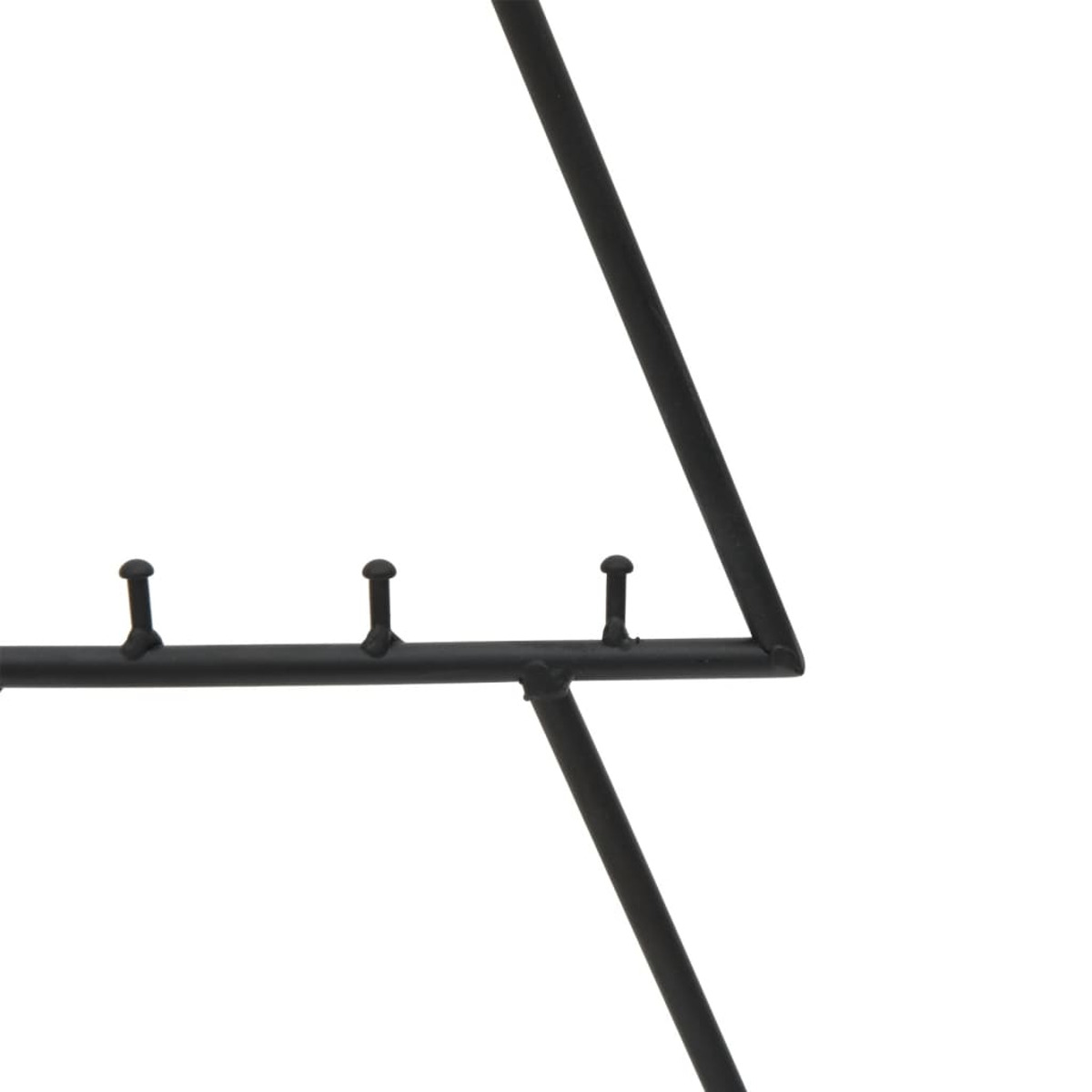 Nahaufnahme eines schwarzen Metallgestells mit Haken. Das Gestell befindet sich vor einem weißen Hintergrund.