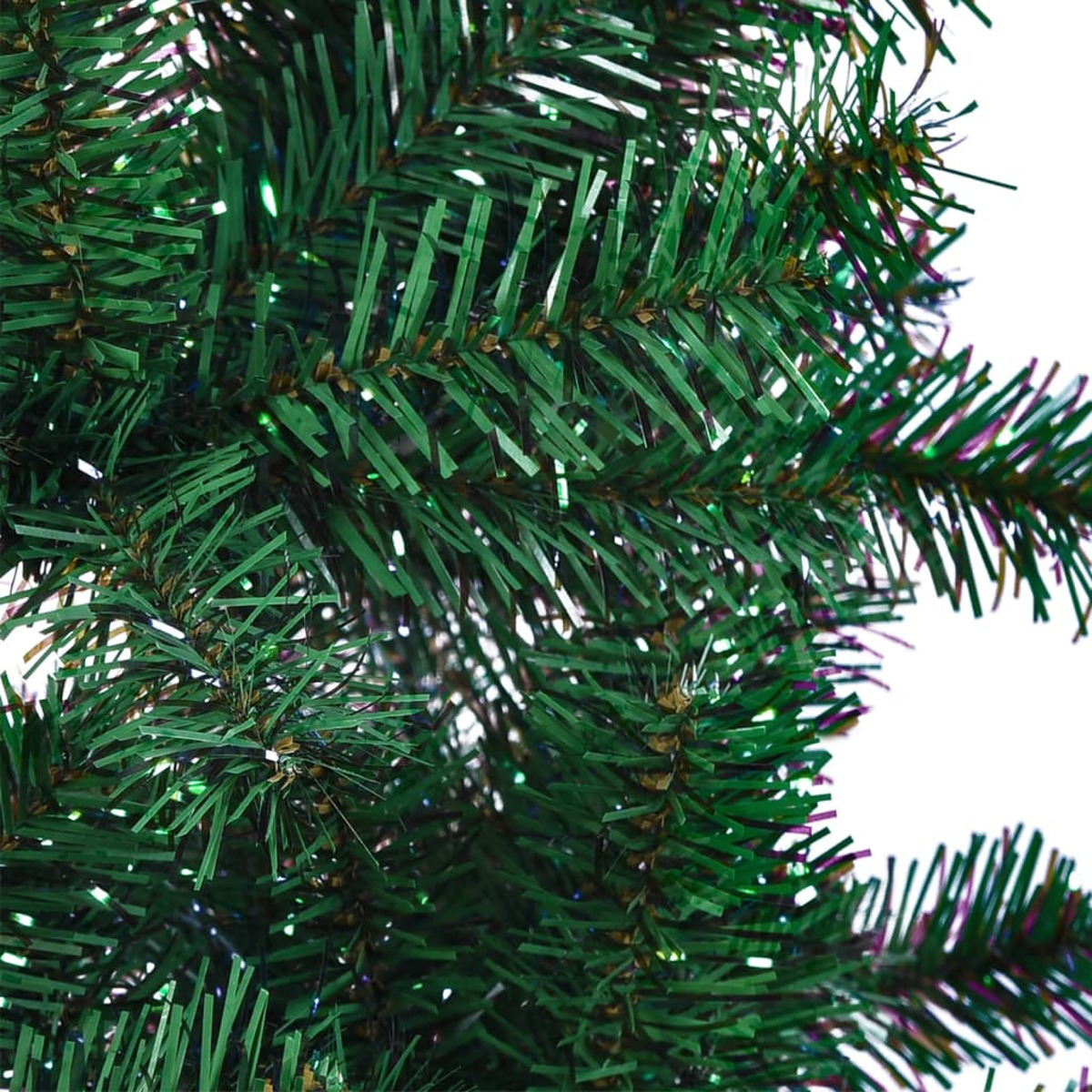 Nahaufnahme eines grünen Weihnachtsbaums. Die Nadeln sind detailliert und strukturiert. Weißer Hintergrund. Einige Nadeln haben Glitzer.