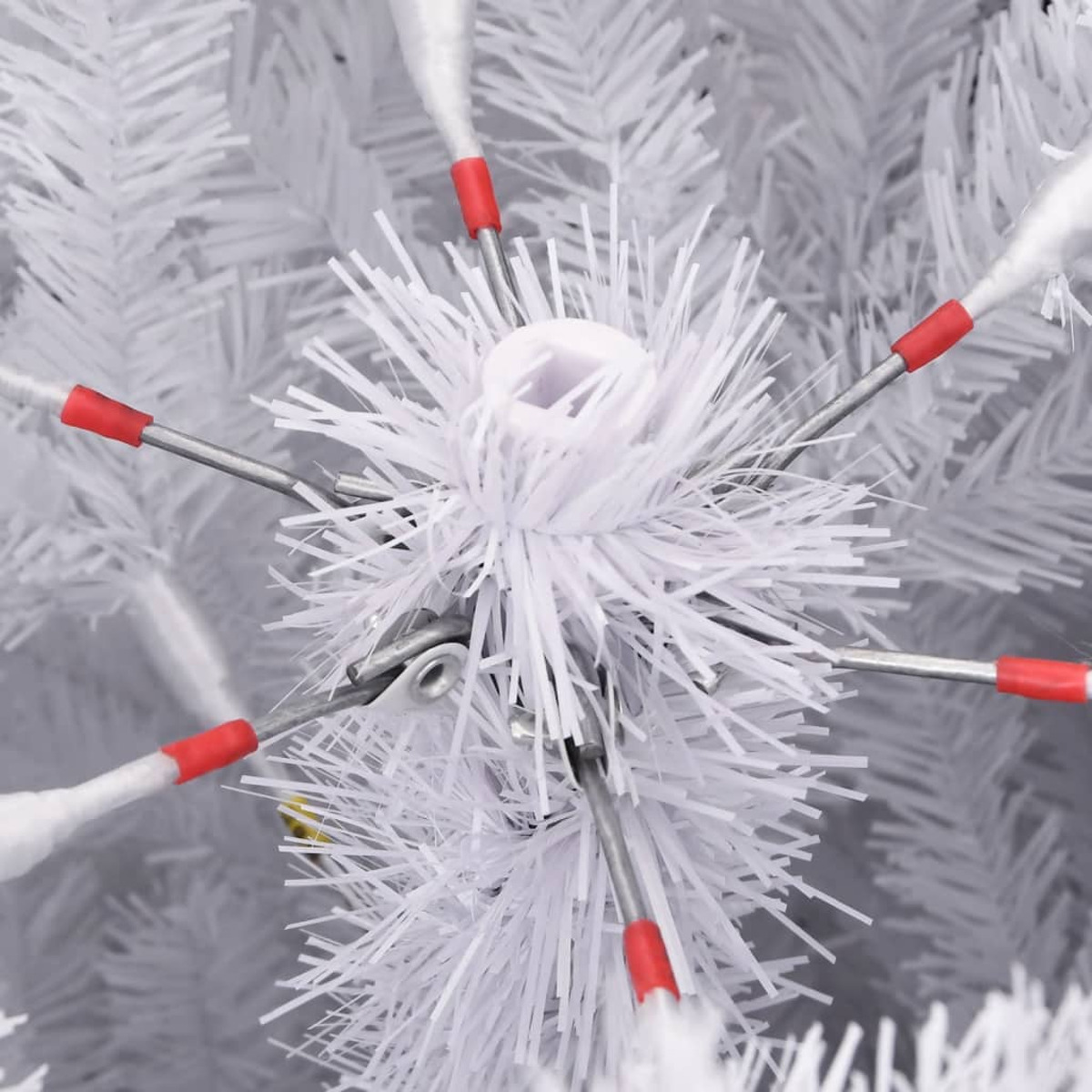 Nahaufnahme von weißen Weihnachtsbaumlichtern, jeweils mit rotspitzigen Akzenten, in Sternform.
