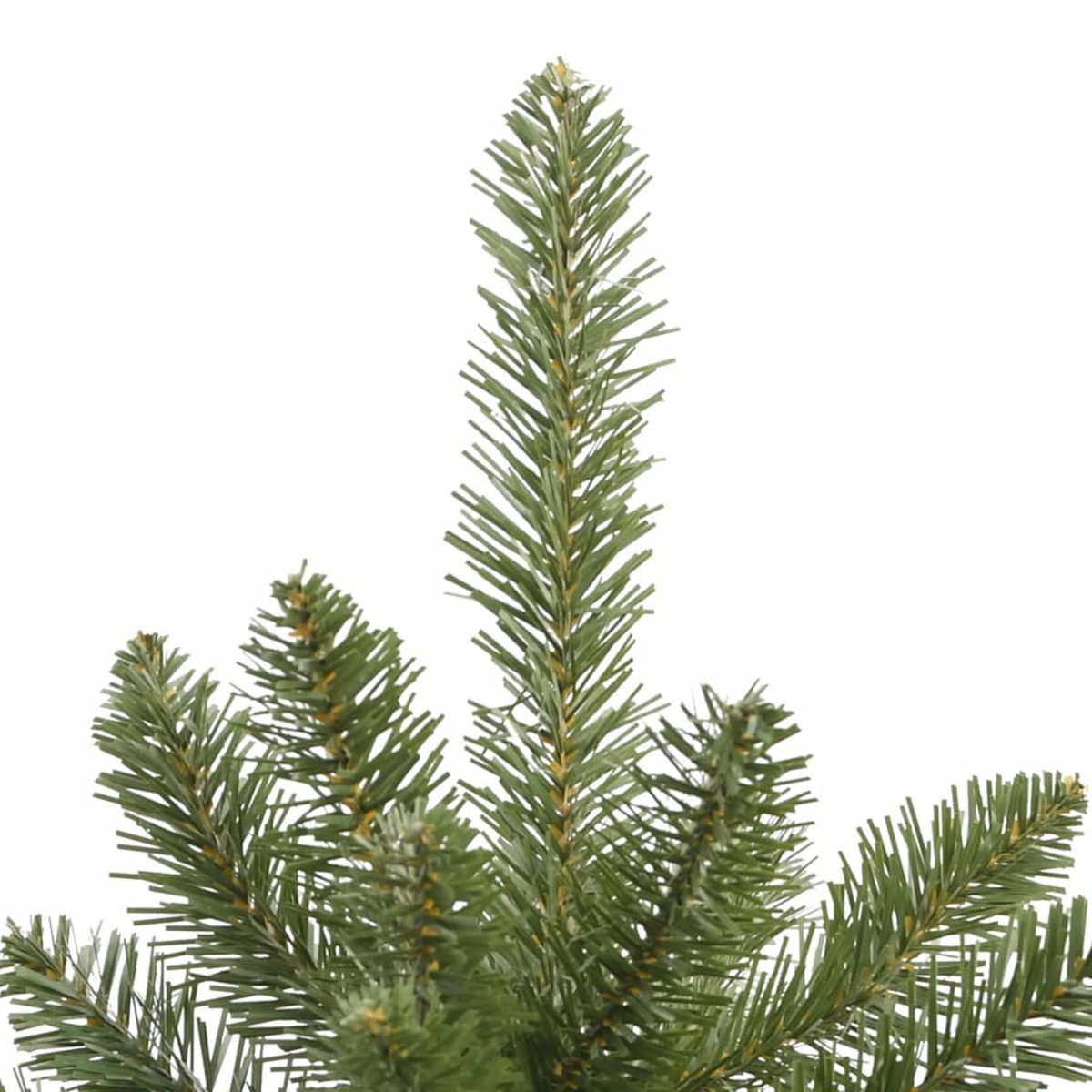 Nahaufnahme von grünen Weihnachtsbaum-Nadeln vor weißem Hintergrund.