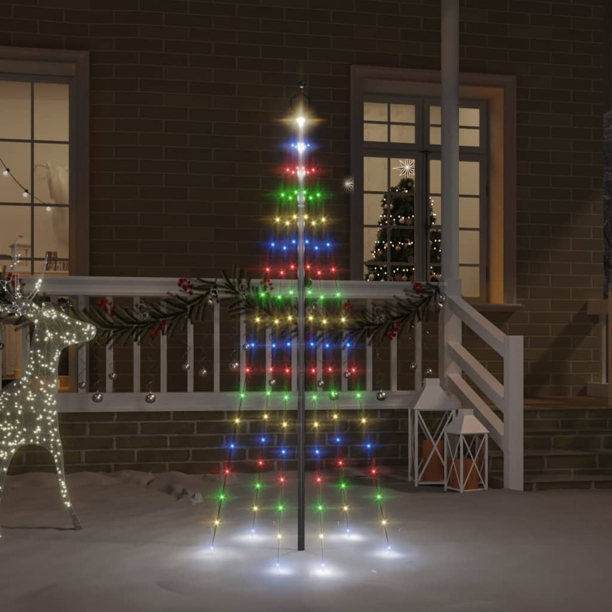 Outdoor-Weihnachtsbaum aus Lichtern. Der Baum hat die Farben Rot, Grün, Blau und Weiß. Nachtszene.