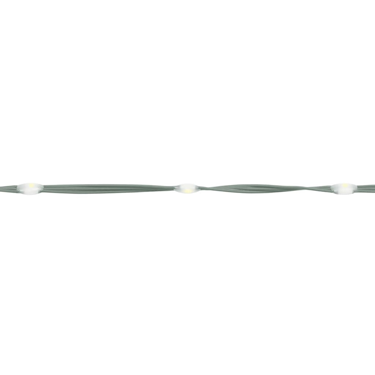 Eine Lichterkette mit kleinen, weißen, oval geformten Glühbirnen vor weißem Hintergrund.