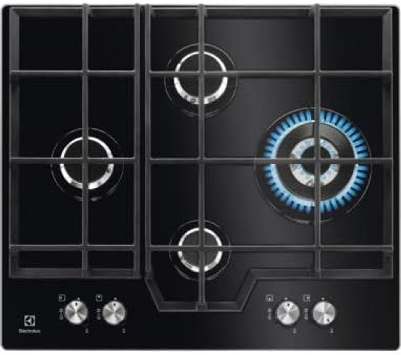 Piano cottura a gas nero con tre fuochi accesi con fiamma blu. Le manopole sono visibili in basso.