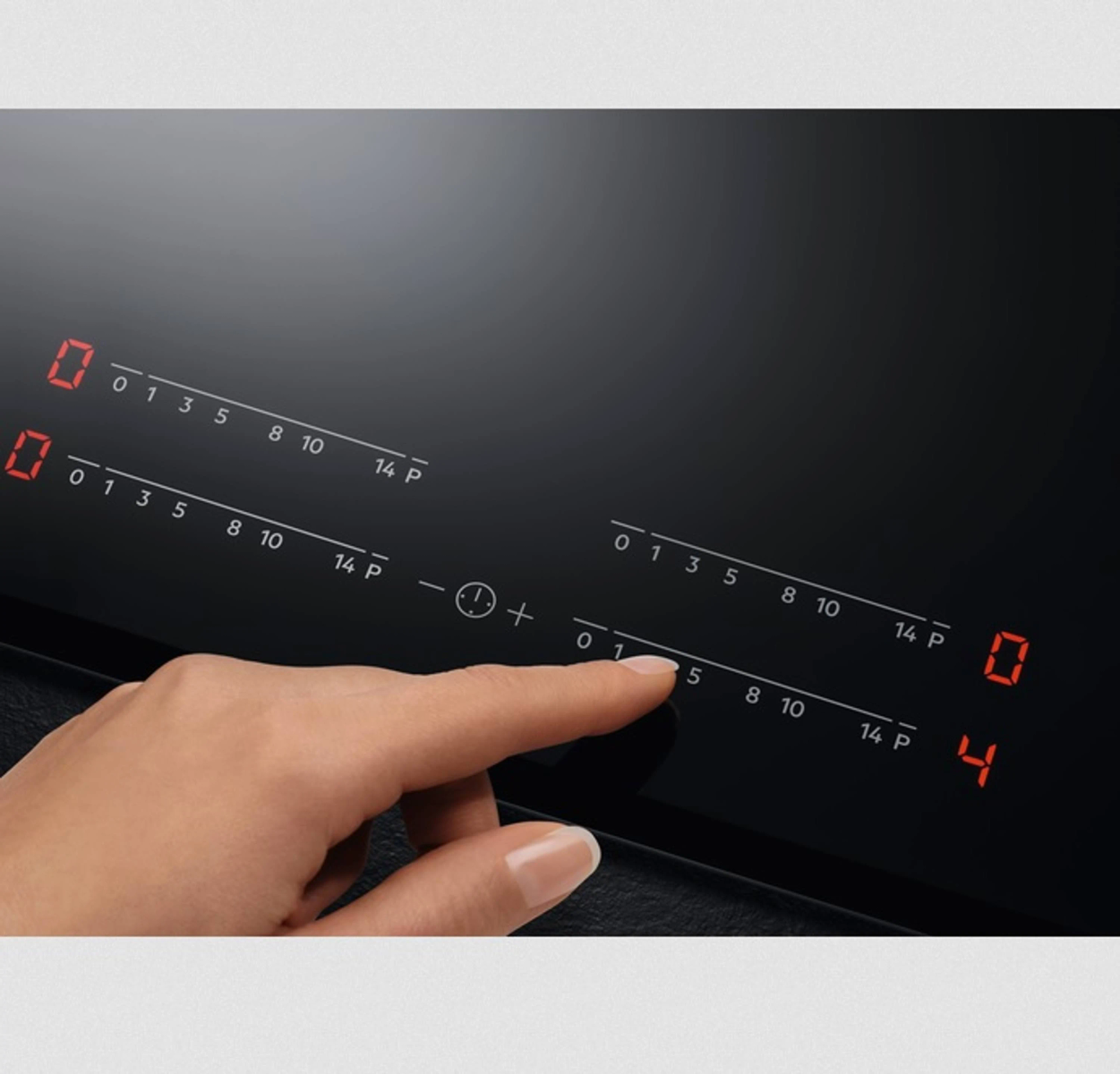 Zwart fornuis met digitaal display. Een vinger raakt het nummer 5. Nummers van 0 tot 14P.
