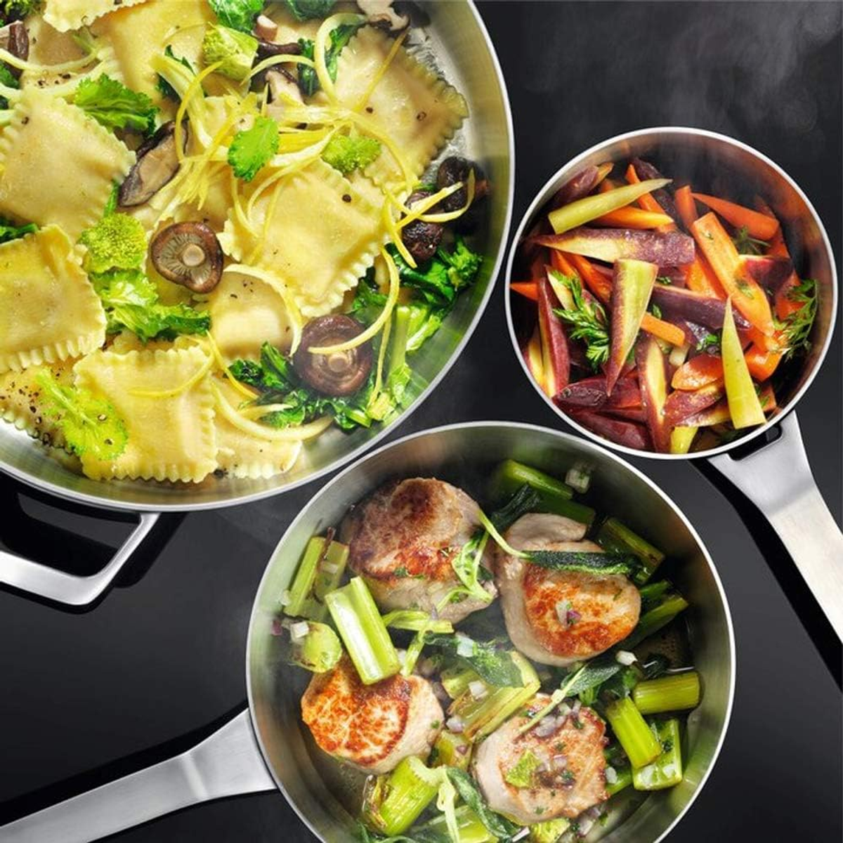 Trzy patelnie z gotowanym jedzeniem: ravioli, marchewki i kurczak z warzywami.