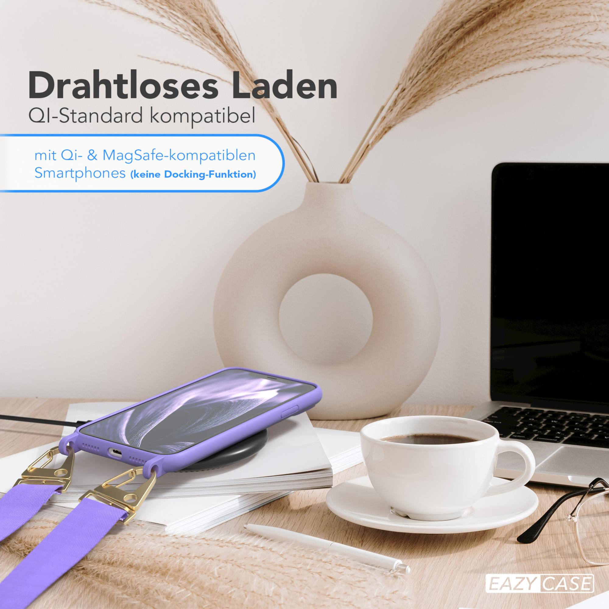 Ein Telefon, das auf einem kabellosen Ladegerät aufgeladen wird, eine Kaffeetasse und eine Vase mit Pampasgras.