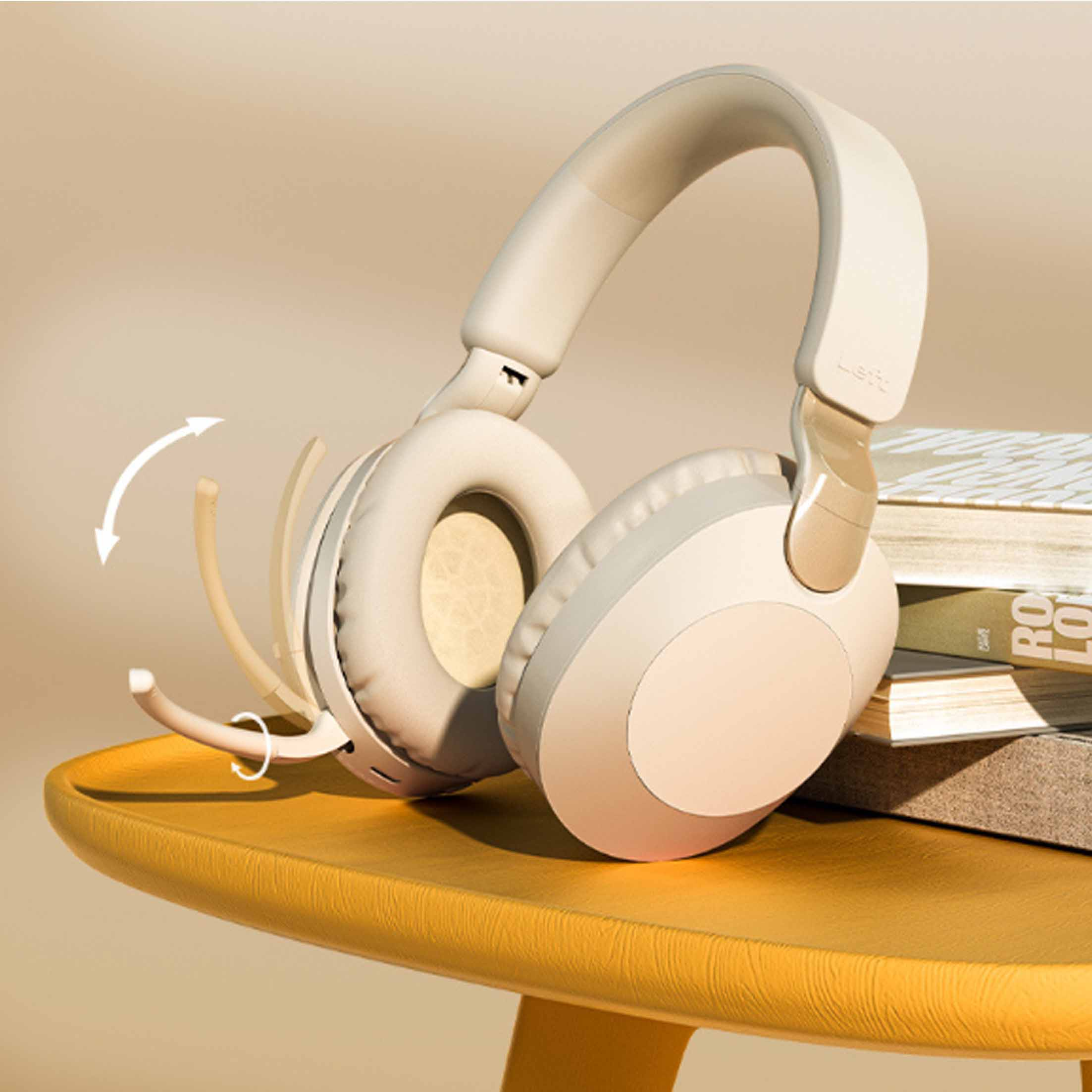 Słuchawki na żółtym stole, z ramieniem wychodzącym na zewnątrz.