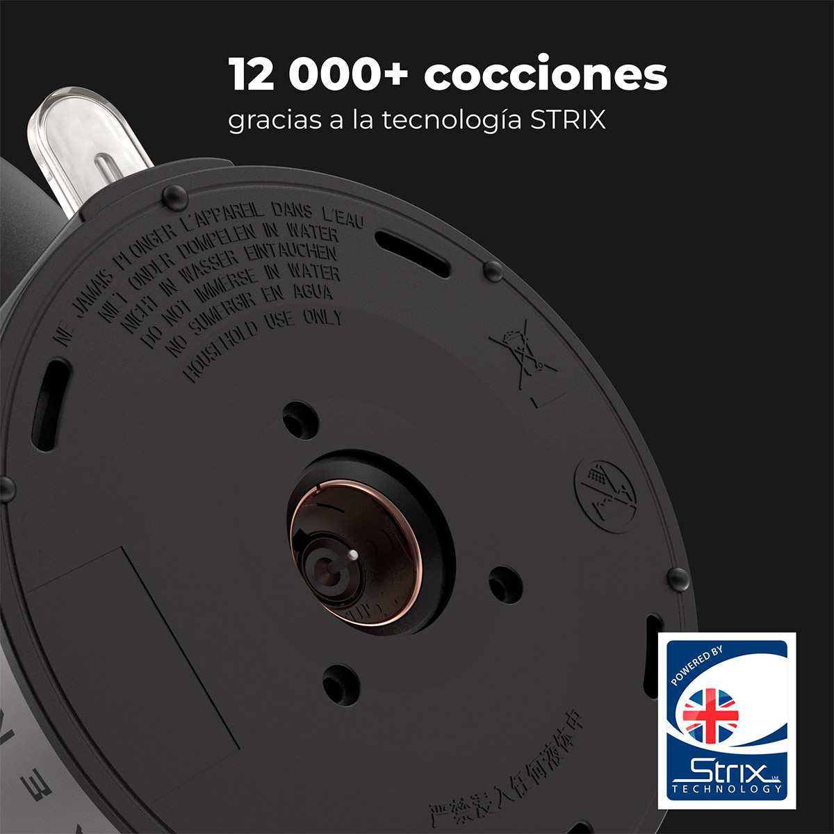 Zbliżenie spodu czarnego czajnika z tekstem w wielu językach i logo Strix.