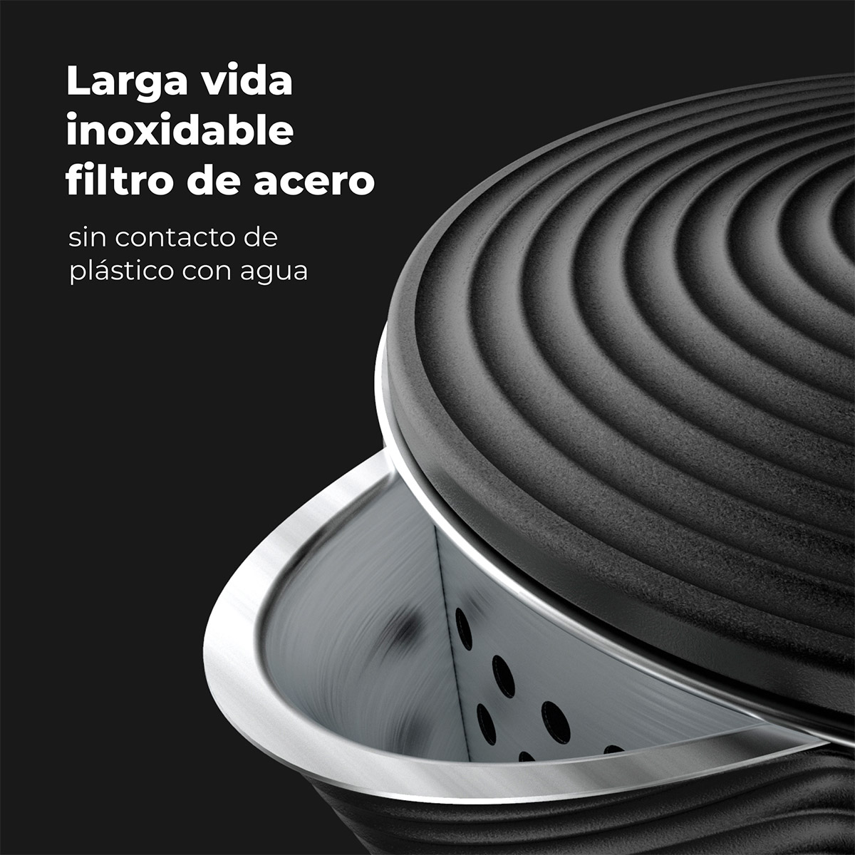 Zbliżenie czajnika czarnego z tekstem wskazującym filtr ze stali nierdzewnej i brak kontaktu z plastikiem.
