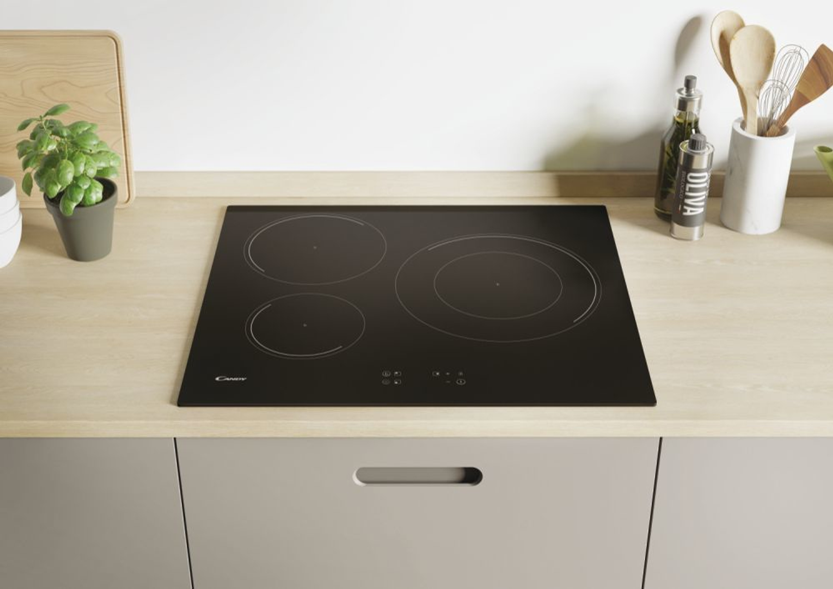 Una placa de cocina de vidrio negro con tres quemadores y controles táctiles. La placa está sobre una encimera de madera clara.