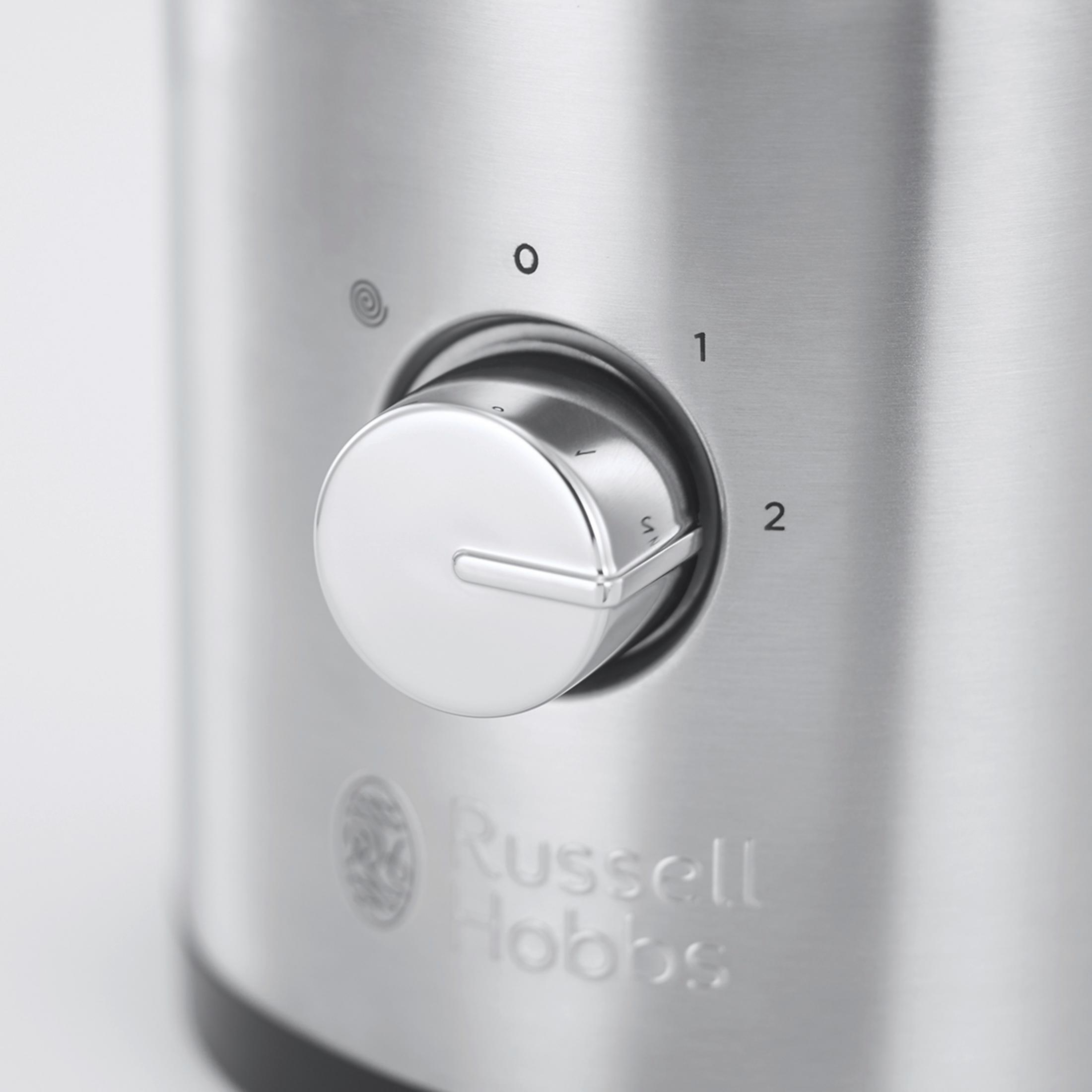 Bir Russell Hobbs cihazının kadranının yakın çekimi. Kadran, sayı işaretleriyle gümüş renktedir.