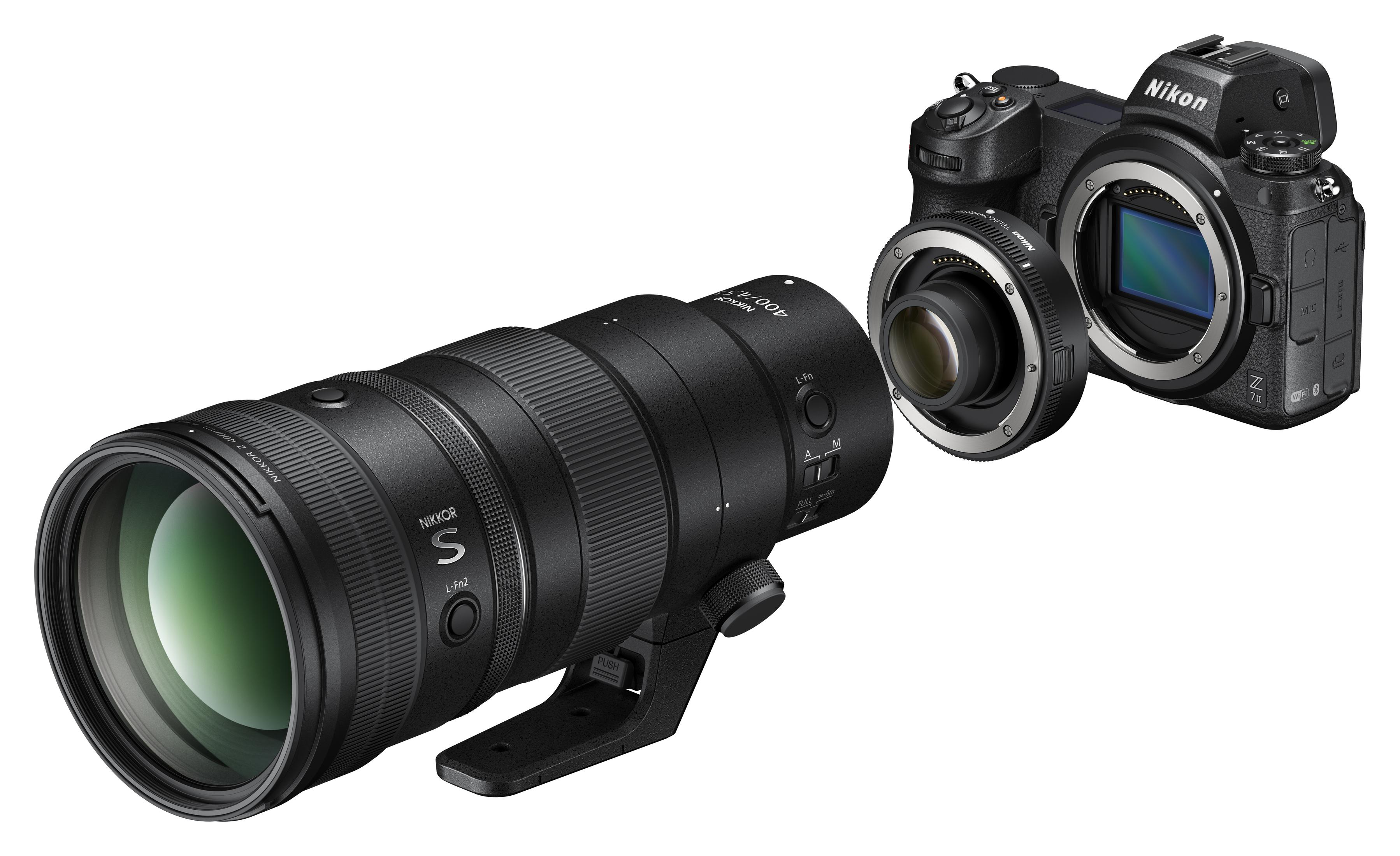 Una cámara Nikon con una lente y un adaptador desmontados. La lente es larga y negra, la cámara es negra.