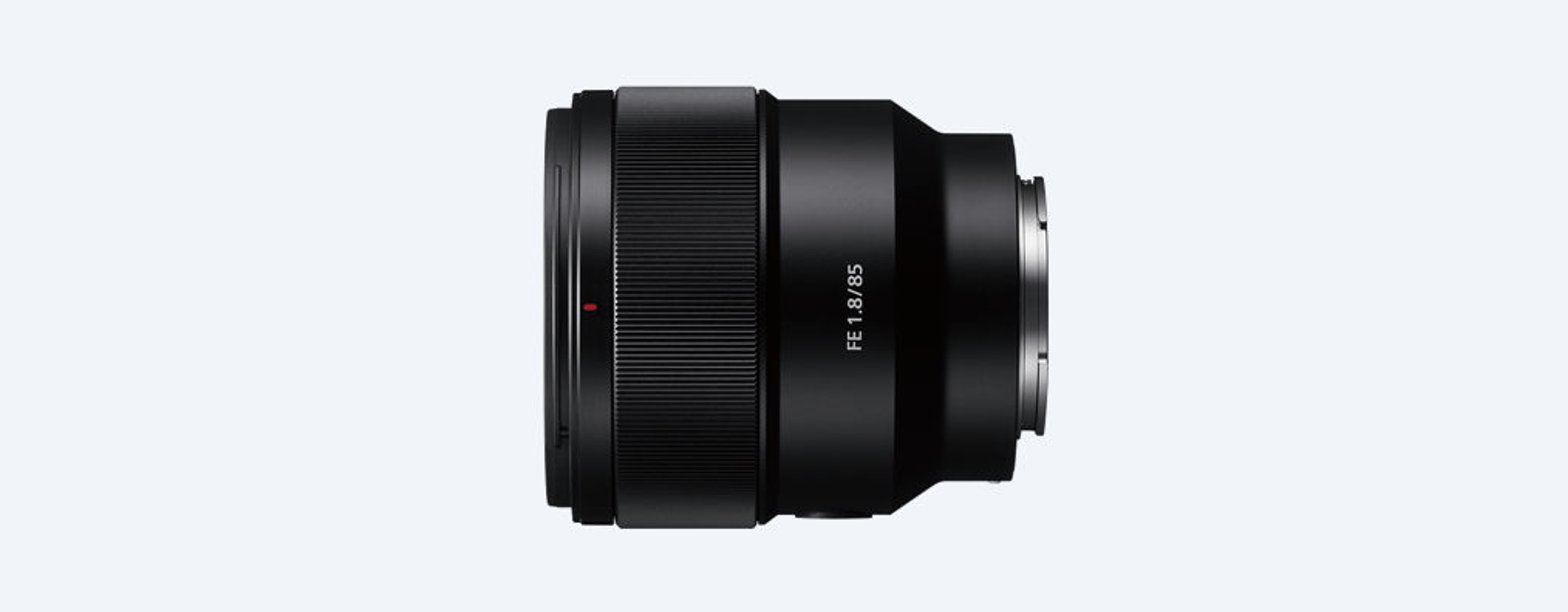 Schwarzes Sony-Objektiv mit rotem Ringdetail auf weißem Hintergrund.