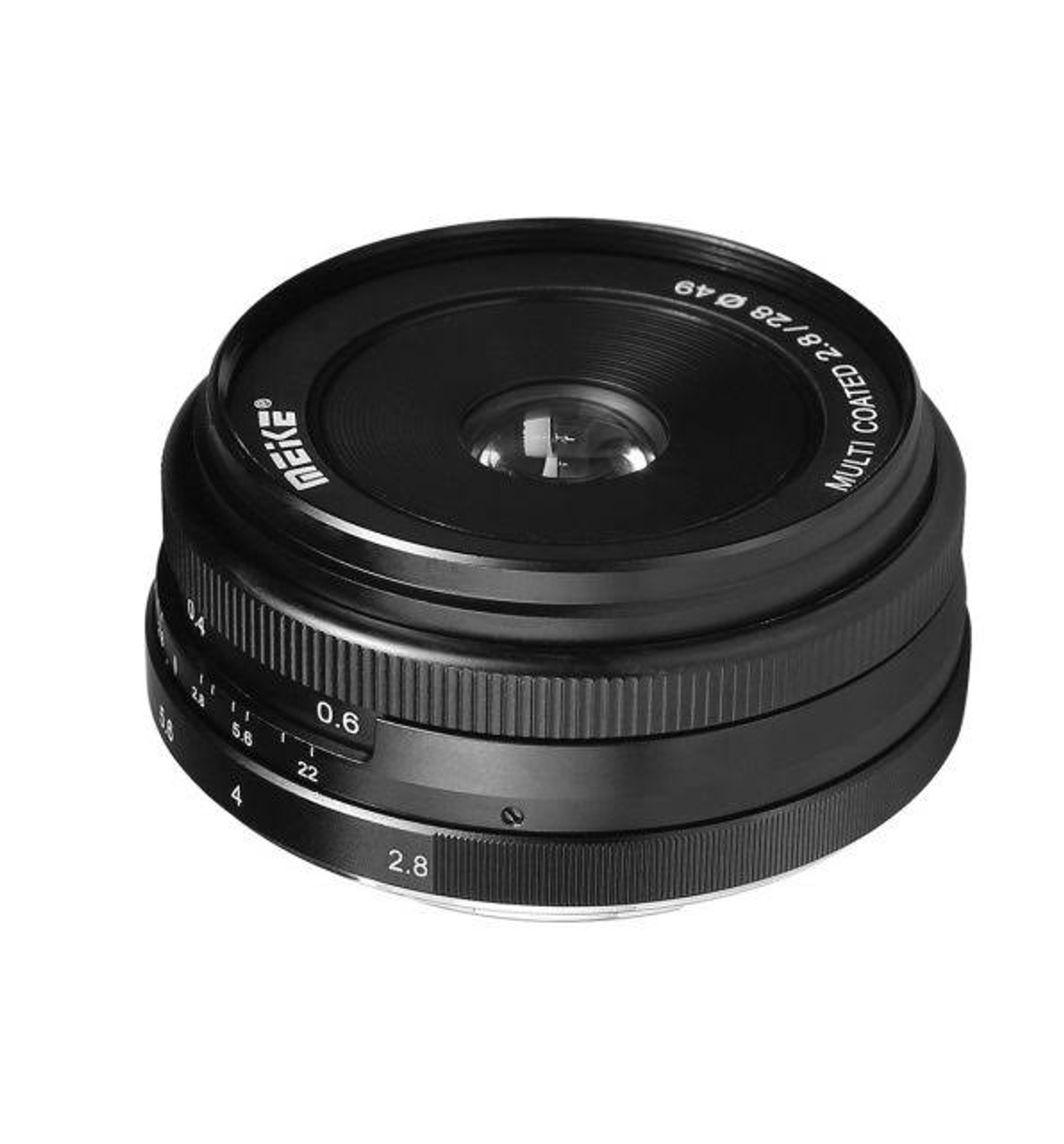 Czarny obiektyw z pierścieniem ostrości. Czarne tło. Białe litery z boku.