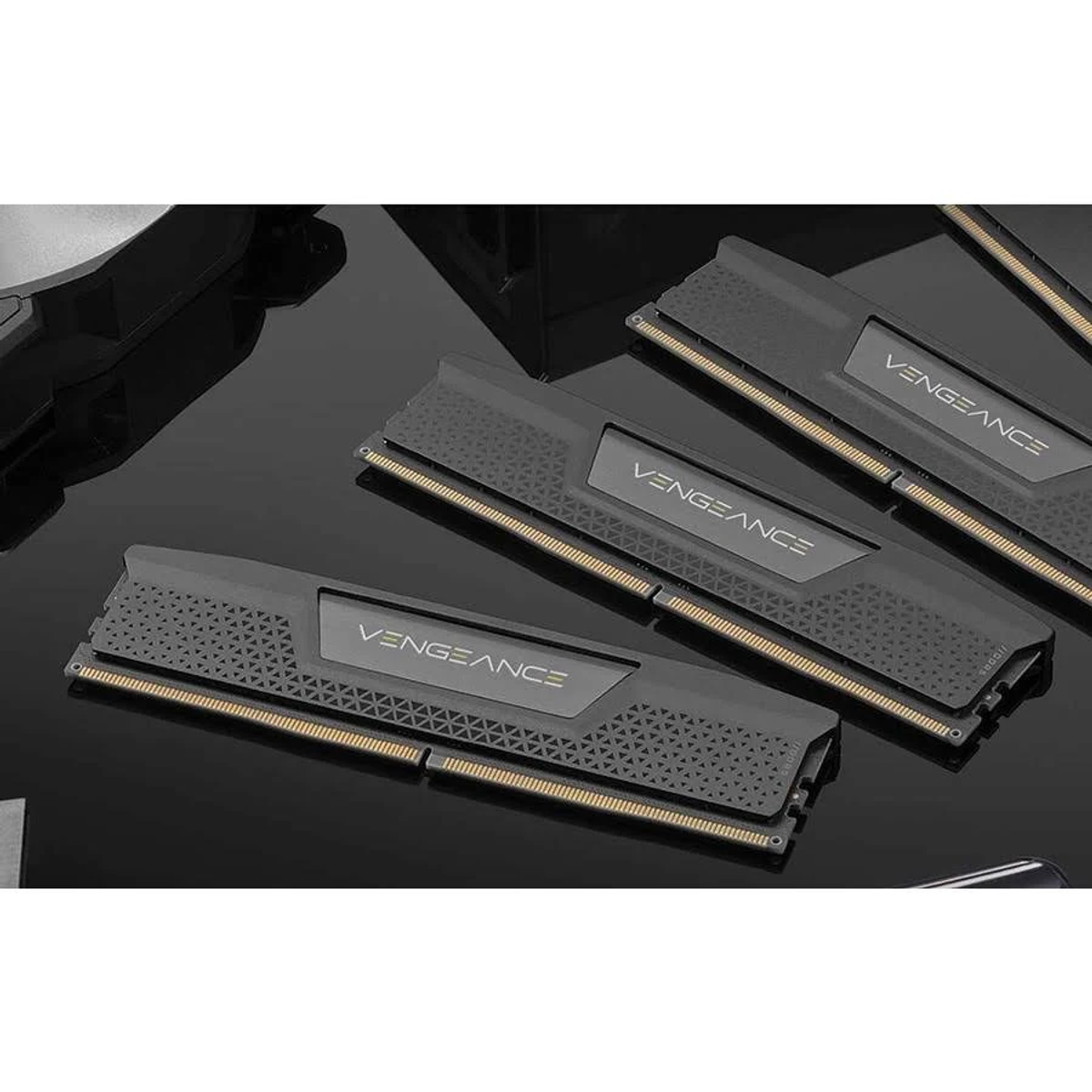 Trzy czarne kości RAM ze słowem 'VENGEANCE' na każdej z nich, na odblaskowej powierzchni.