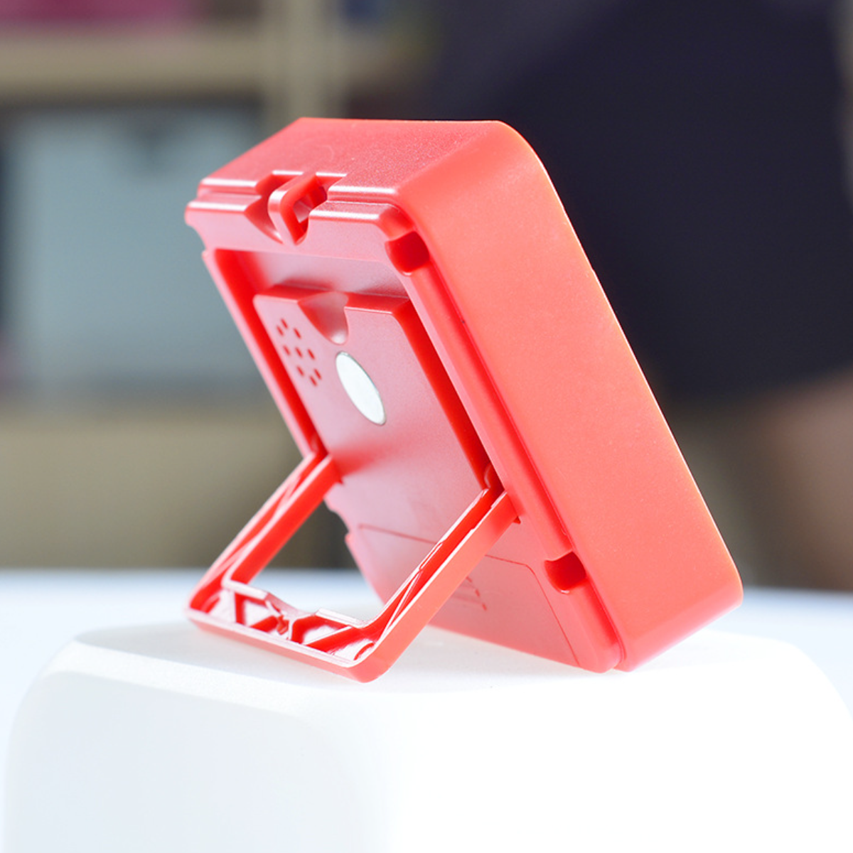 Roter digitaler Küchentimer mit Ständer, der die Zeit und Knöpfe anzeigt.
