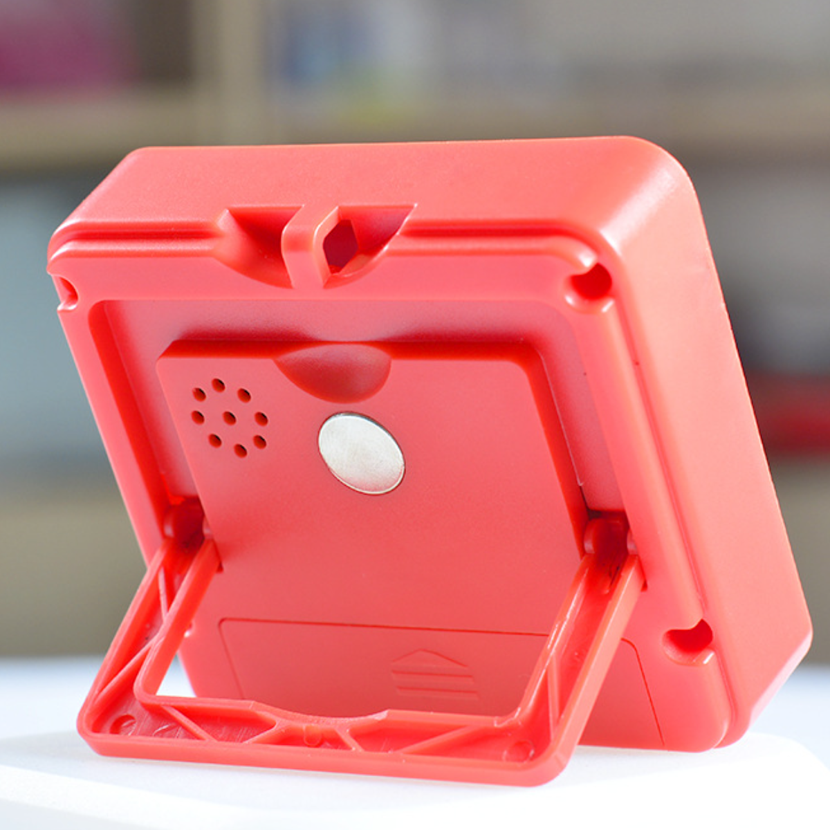 Ein roter digitaler Küchentimer mit Ständer und Lautsprecher auf der Rückseite.