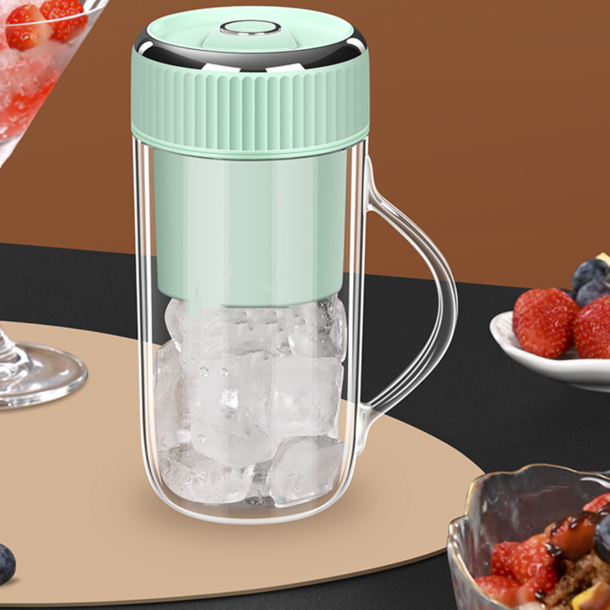 Ein mintgrüner Mixer mit Eiswürfeln und Griff. Beeren sind im Hintergrund sichtbar.