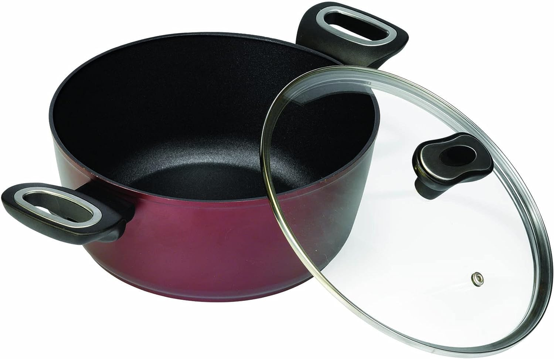 Ein roter Kochtopf mit schwarzen Griffen und Glasdeckel, leicht geöffnet.
